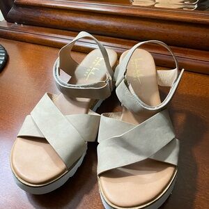 Nicole Miller tan sandals -size 8